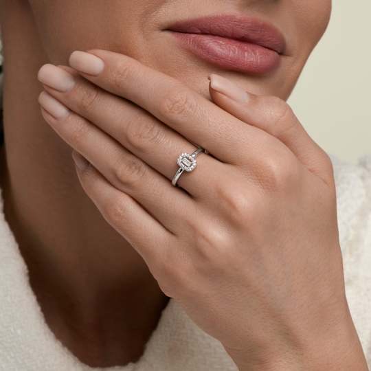 Кольцо из серебра с фианитами