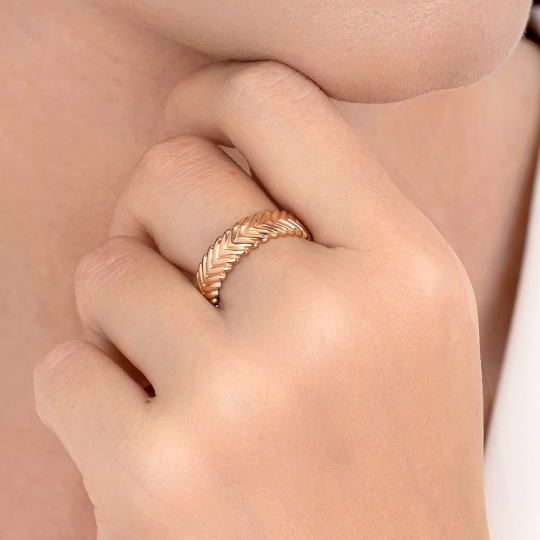 Кольцо из белого золота с бриллиантами и сапфиром