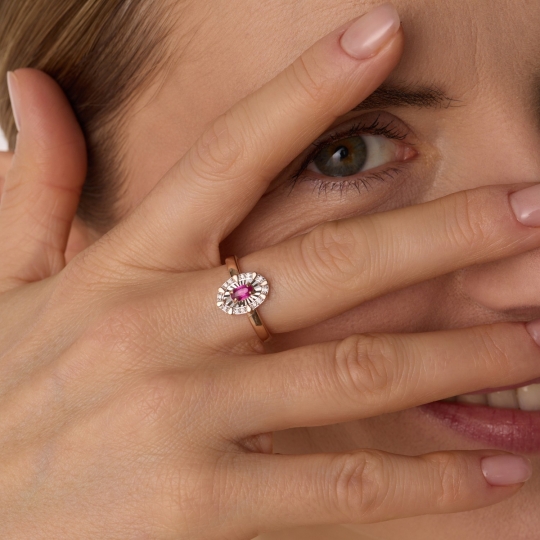 Кольцо из золота с бриллиантами и изумрудом