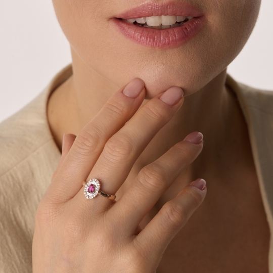 Кольцо из золота с бриллиантами и изумрудом