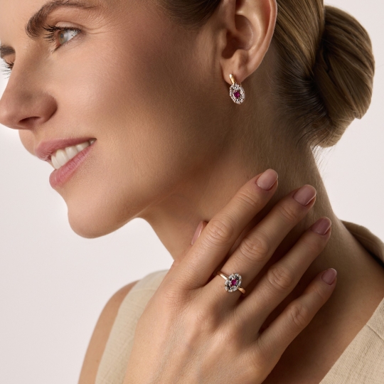 Кольцо из золота с бриллиантами и рубином