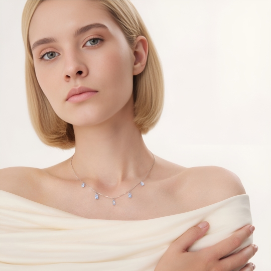 Колье-чокер из каучука с серебряным замком