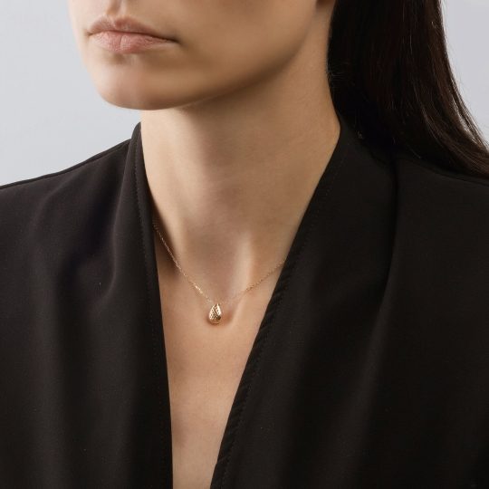 Колье из золота с "танцующим" бриллиантом