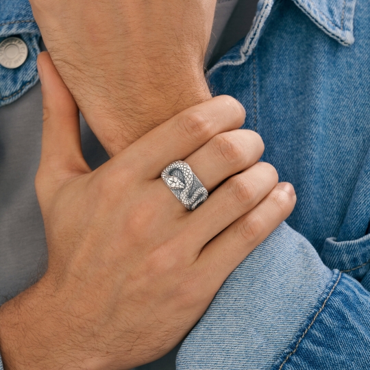 Кольцо из серебра с ювелирными кристаллами и фианитами