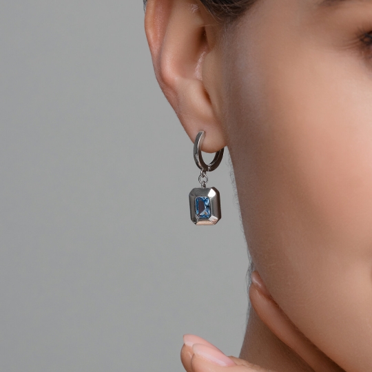 Серьги из серебра с ювелирными кристаллами и фианитами