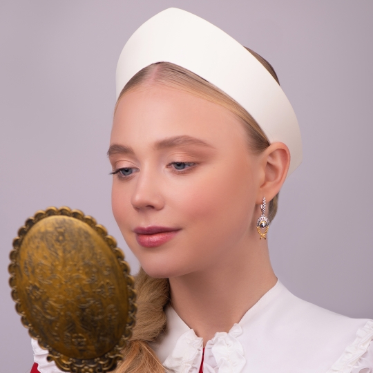 Серьги из серебра с позолотой, эмалью и фианитами 