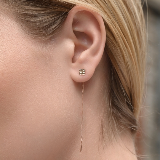 Одиночная серьга из золота с бриллиантом