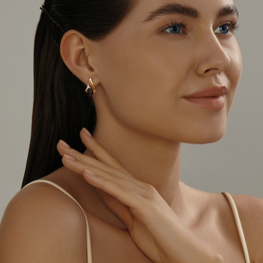 Серьги из белого золота с бриллиантами и изумрудами