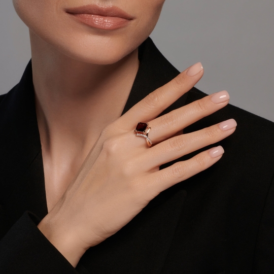 Кольцо из золота с топазом и фианитами