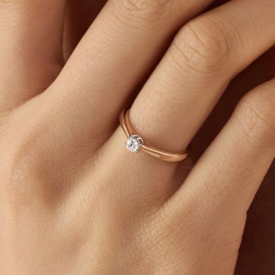 Кольцо из золота с бриллиантами и изумрудом 