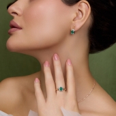 Кольцо из золота с бриллиантами и изумрудом