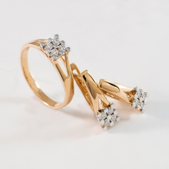 Кольцо из золота с бриллиантами 