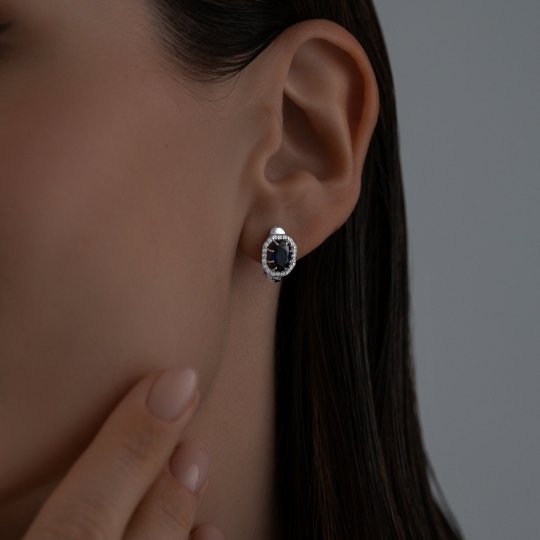 Кольцо из серебра с сапфировым корундом и фианитами