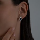 Серьги из серебра с сапфировыми корундами и фианитами