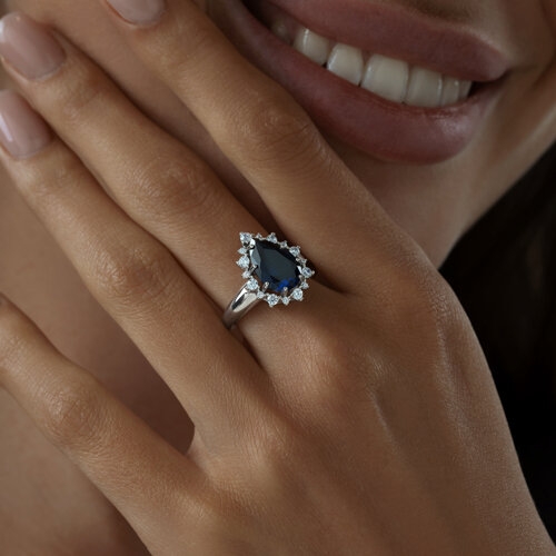 Кольцо из серебра с сапфировым корундом и фианитами