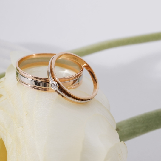 Обручальное кольцо из комбинированного золота с бриллиантом 