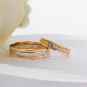 Обручальное кольцо из комбинированного золота с бриллиантом 