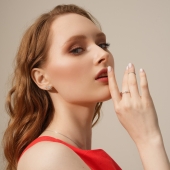 Одиночная серьга из серебра с фианитом