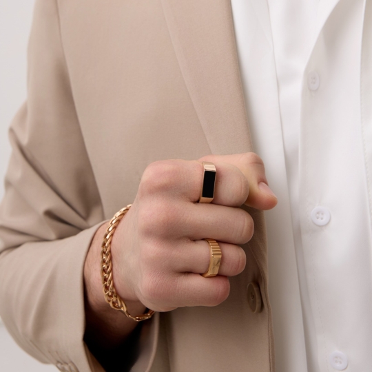 Кольцо-печатка из золота с ониксом