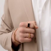 Кольцо-печатка из золота с ониксом