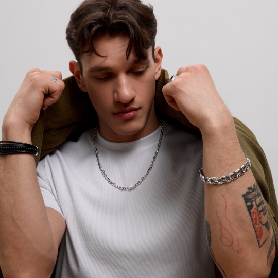 Шнурок из черного текстиля с серебряным замком