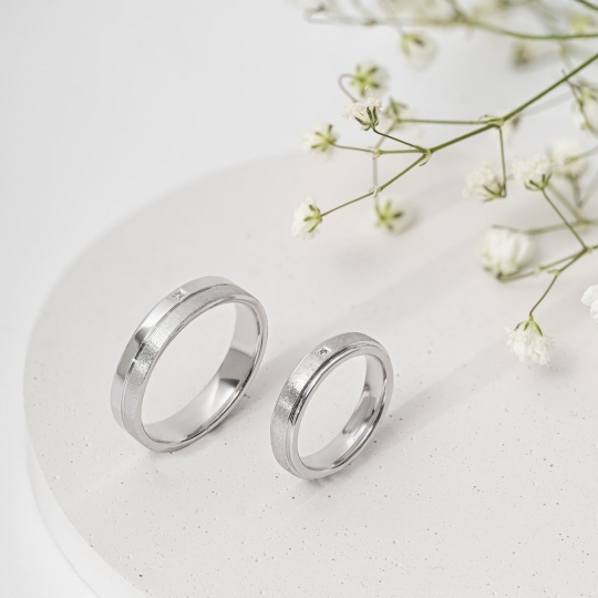 Обручальное кольцо из серебра с бриллиантом