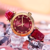 Женские серебряные часы с золотым безелем