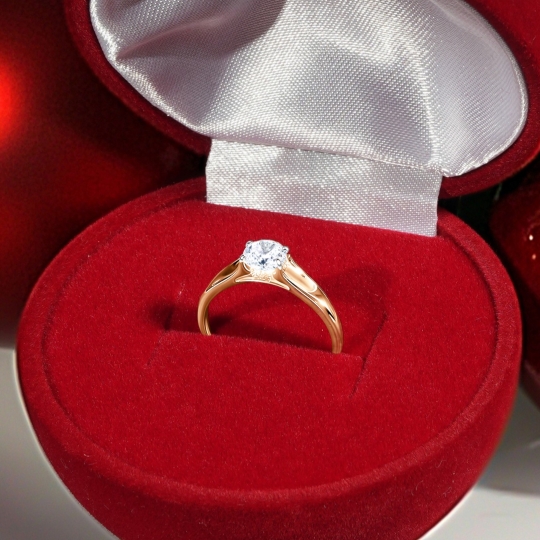 Обручальное кольцо из золота с бриллиантами