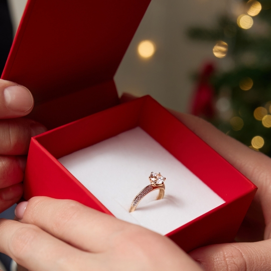 Кольцо из золота с фианитами