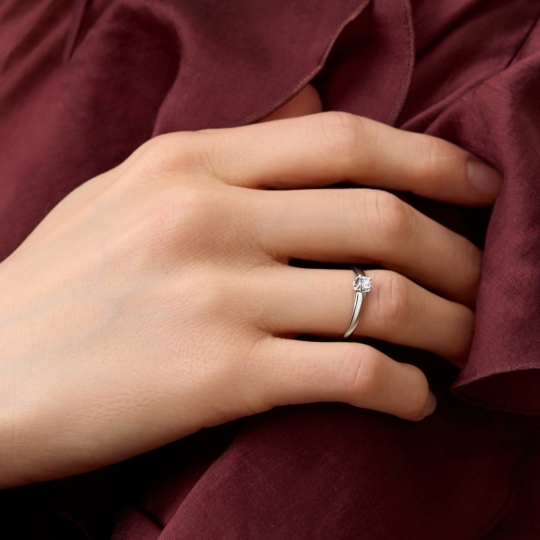 Кольцо из золота с фианитами