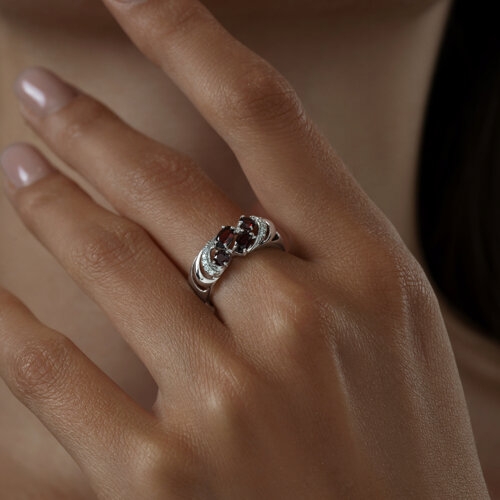 Кольцо из серебра с фианитами